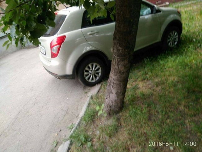 Муніципали продовжують «війну»  з автохамами в Луцьку. ФОТО