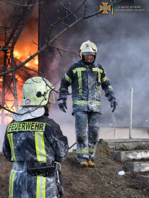 Ліквідація пожежі на нафтобазі у Луцьку триває: рятувальники показали моторошні кадри. ФОТО