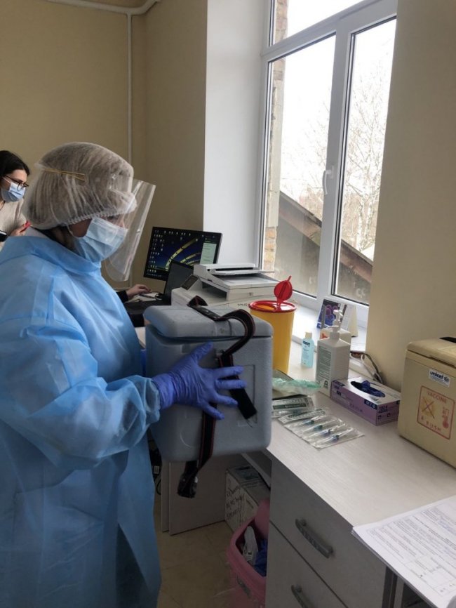 Вакцинувалися головна санітарна лікарка Волині та персонал лабораторного центру 