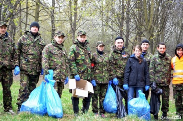 У Луцьку прибирали парк в 40-му кварталі. ФОТО