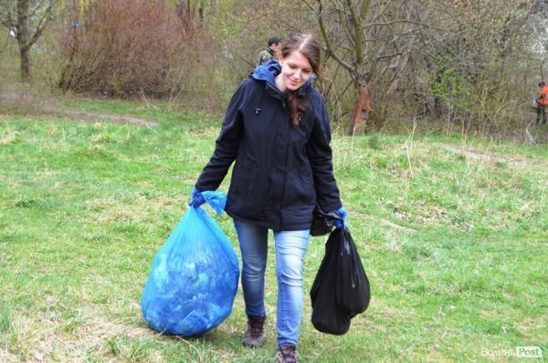 У Луцьку прибирали парк в 40-му кварталі. ФОТО