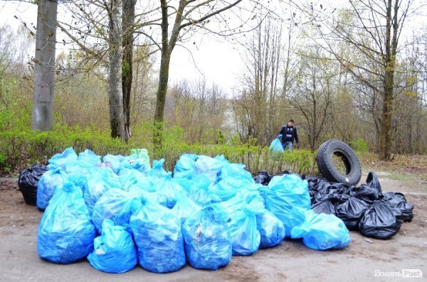 У Луцьку прибирали парк в 40-му кварталі. ФОТО