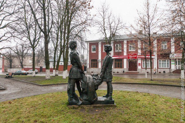Пам'ятник князів Данила Галицького та Василька у юному віці