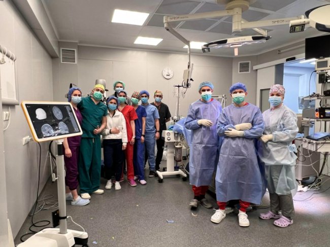 Була у свідомості: 16-річній дівчині провели складну операцію на головному мозку. ФОТО