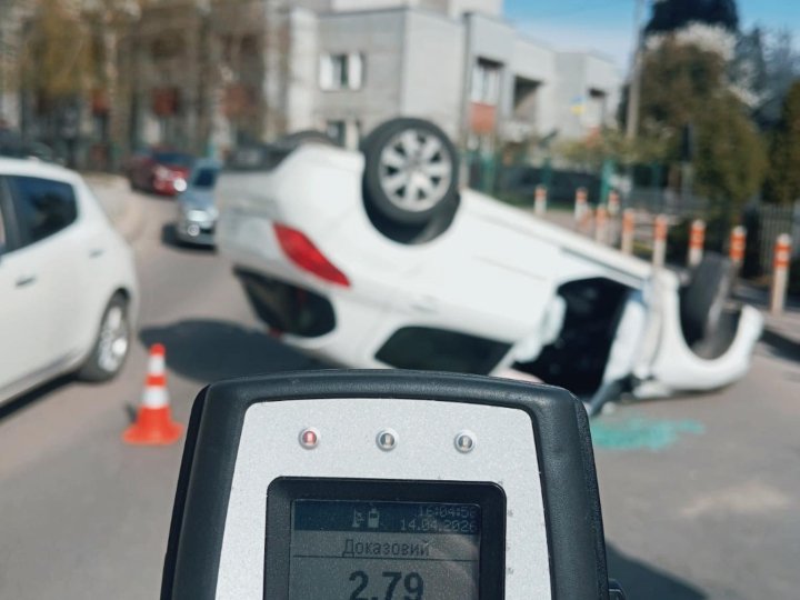 У Луцьку п'яна водійка в'їхала у дорожнє огородження: авто перекинулося