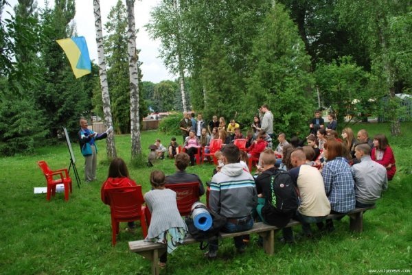 Як лучан у парку навчали історії. ФОТО