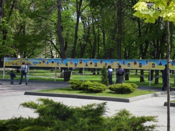 У Дніпропетровську з'явилася стела «Небесній сотні».ФОТО