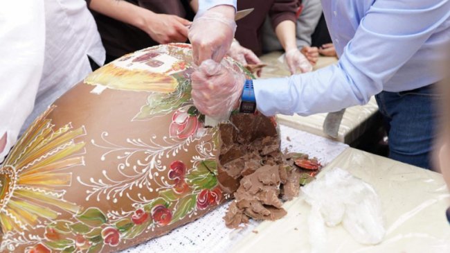 У Житомирі виготовили шоколадну писанку вагою 100 кілограмів. ФОТО