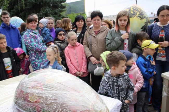 У Житомирі виготовили шоколадну писанку вагою 100 кілограмів. ФОТО