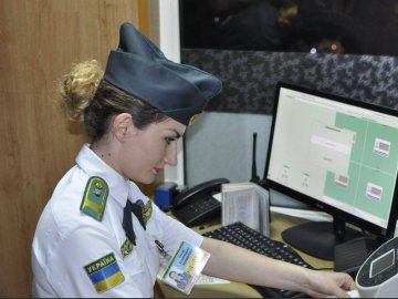 Українка намагалася незаконно вивезти за кордон двох доньок