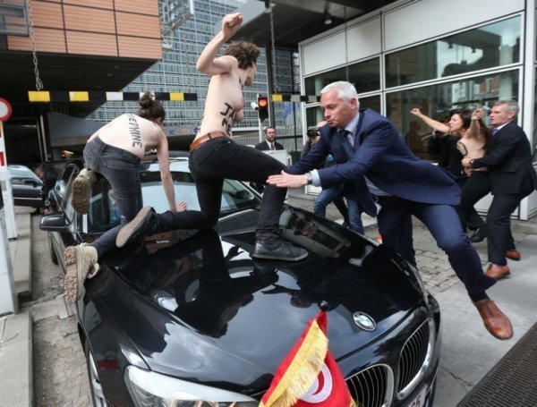 У Бельгії гологруді FEMEN напали на прем'єр-міністра Тунісу. ФОТО