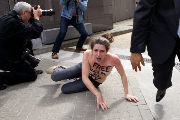 У Бельгії гологруді FEMEN напали на прем'єр-міністра Тунісу. ФОТО