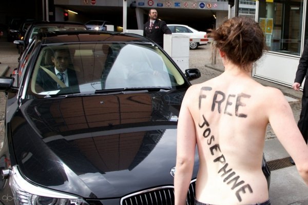 У Бельгії гологруді FEMEN напали на прем'єр-міністра Тунісу. ФОТО