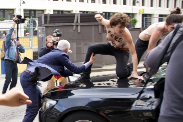У Бельгії гологруді FEMEN напали на прем'єр-міністра Тунісу. ФОТО