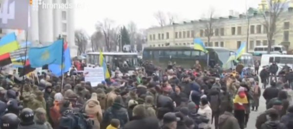 У центрі Києва активісти закидали офіси Ахметова та «Сбербанку Росії» бруківкою.ФОТО.ВІДЕО