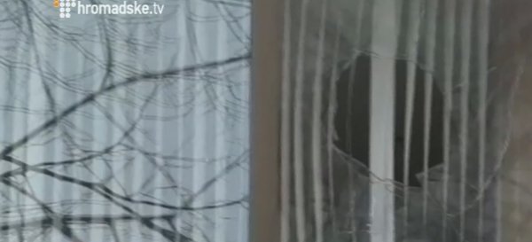 У центрі Києва активісти закидали офіси Ахметова та «Сбербанку Росії» бруківкою.ФОТО.ВІДЕО