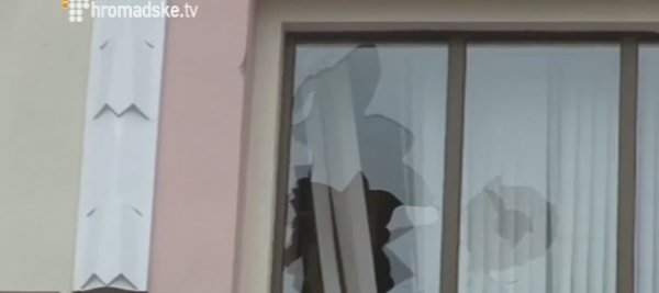 У центрі Києва активісти закидали офіси Ахметова та «Сбербанку Росії» бруківкою.ФОТО.ВІДЕО