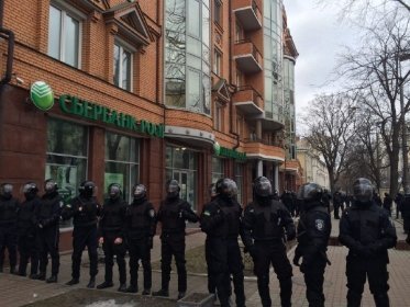 У центрі Києва активісти закидали офіси Ахметова та «Сбербанку Росії» бруківкою.ФОТО.ВІДЕО