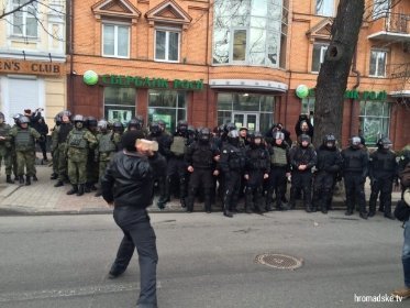 У центрі Києва активісти закидали офіси Ахметова та «Сбербанку Росії» бруківкою.ФОТО.ВІДЕО