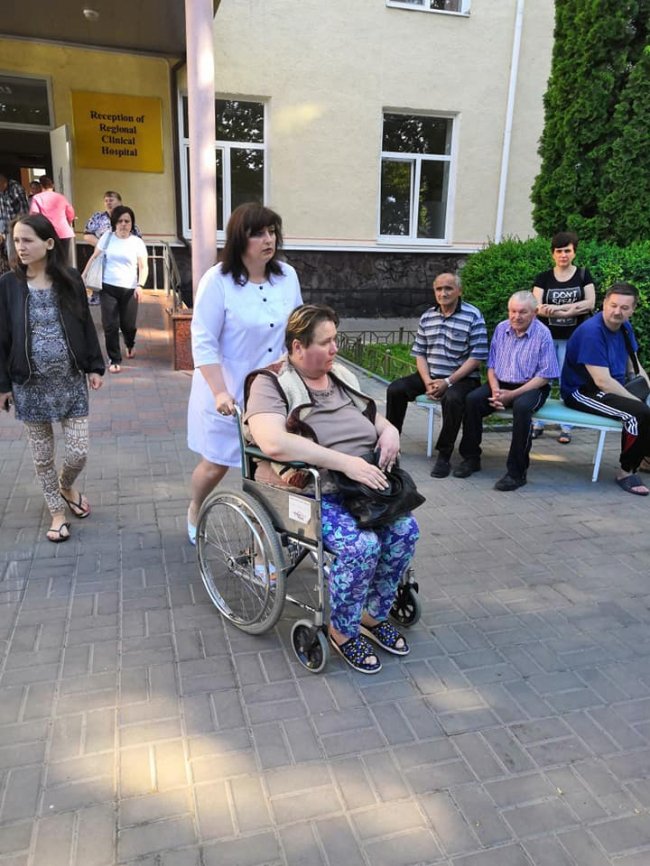 Через замінування лікарні у Луцьку евакуювали хворих. ФОТО