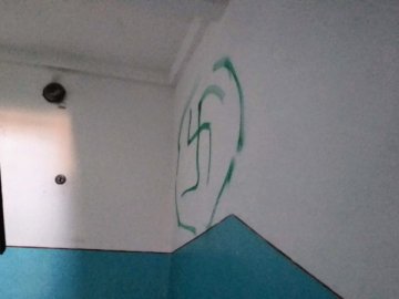 У центрі Луцька невідомі розмалювали свастикою під'їзд. ФОТО