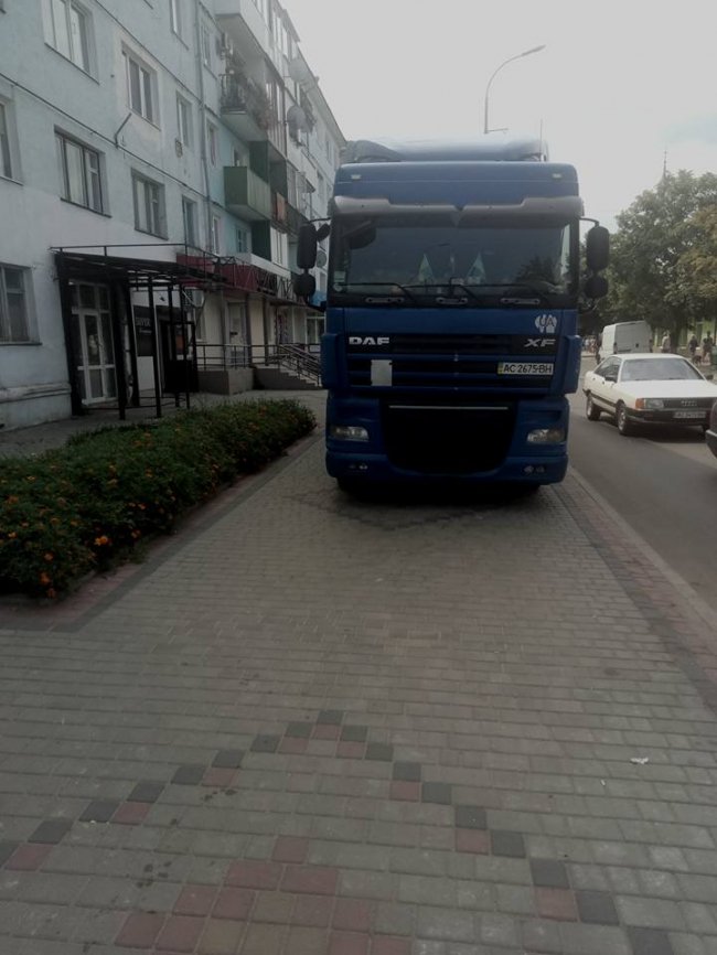 У Володимирі-Волинському фура перегородила тротуар. ФОТО