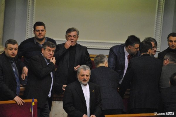 Волинський нардеп під час засідання їв горішки і длубався в зубах. ФОТО