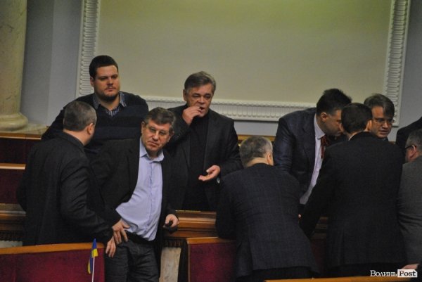 Волинський нардеп під час засідання їв горішки і длубався в зубах. ФОТО