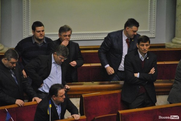 Волинський нардеп під час засідання їв горішки і длубався в зубах. ФОТО