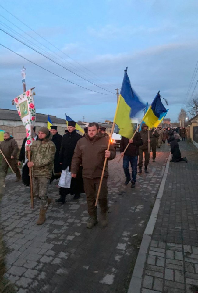 У селі під Луцьком навколішки зустріли Героя Василя Струцюка