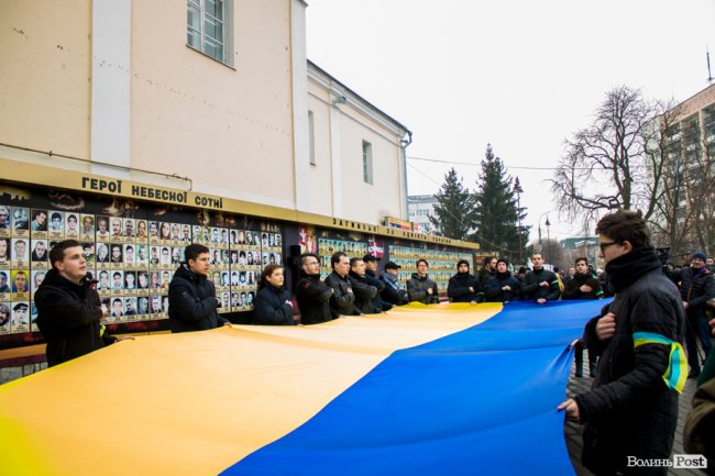 У центрі Луцька молодь влаштувала флешмоб у пам'ять про Крути. ФОТО