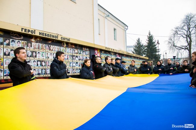 У центрі Луцька молодь влаштувала флешмоб у пам'ять про Крути. ФОТО
