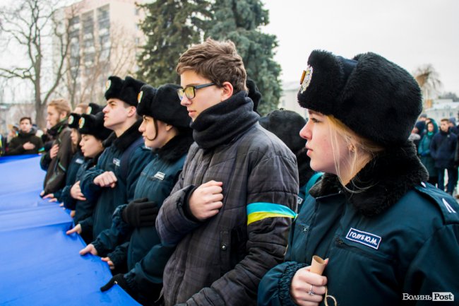 У центрі Луцька молодь влаштувала флешмоб у пам'ять про Крути. ФОТО