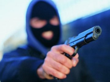 У Києві напали на будинок судді: поранили чоловіка та погрожували підірвати гранатою. ВІДЕО