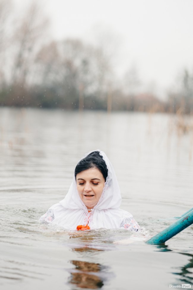 Водохреще у Луцьку: освячення води в річці Стир та занурення лучан. ФОТОРЕПОРТАЖ