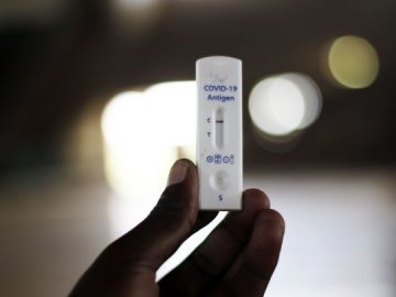 Нові і класичні симптоми «Омікрону»: як проявляється «мутант» у дітей, дорослих та вакцинованих