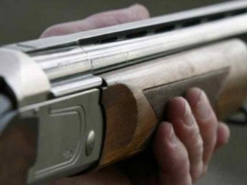 Бив рушницею і зривав одяг: на волинянку, яка пасла корову, напав ексзасуджений