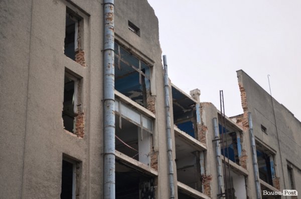 У Луцьку завершують демонтажні роботи у ЦУМі. ФОТО