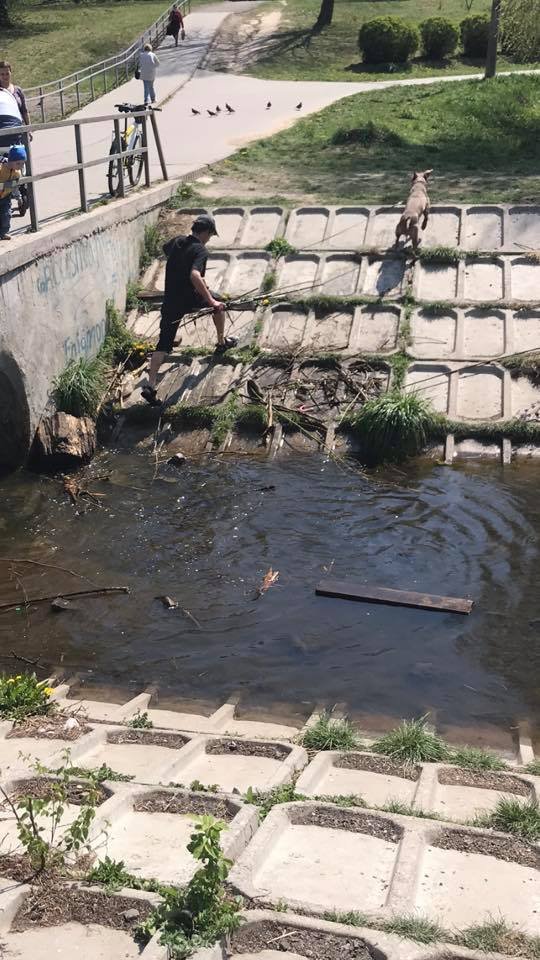 «Люди, схаменіться!»: у Луцьку чоловік власноруч розчищав Сапалаївку від купи сміття. ФОТО