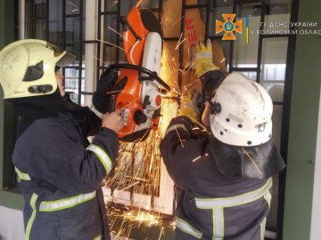 Зламався замок: на Волині рятувальники визволяли продавчиню та відвідувачів магазину