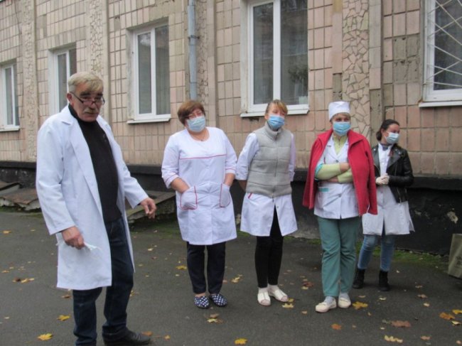 На Рівненщині оркестр зіграв під стінами лікарні, щоб підтримати медиків. ФОТО. ВІДЕО