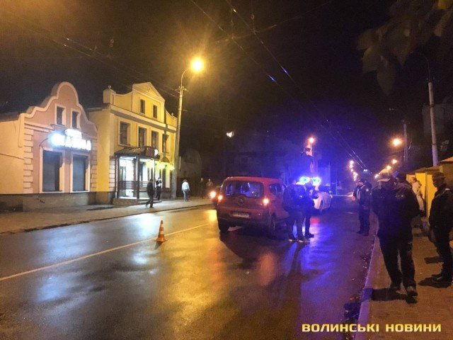 Авто у Луцьку збило 2 людей. ФОТО