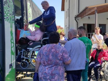 Волинські волонтери евакуювали майже тисячу людей з інвалідністю. ВІДЕО