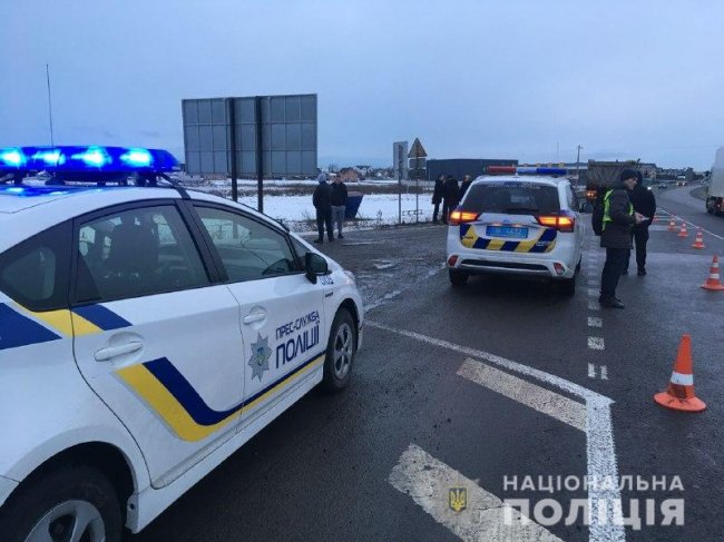 На Рівненщині під колесами вантажівки загинула молода жінка. ФОТО