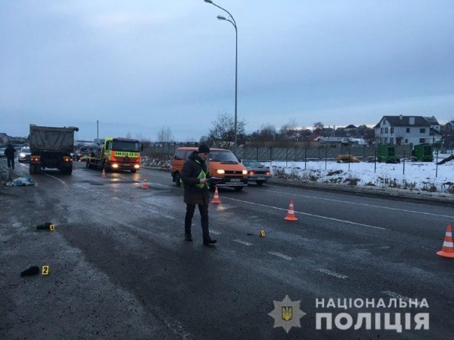 На Рівненщині під колесами вантажівки загинула молода жінка. ФОТО