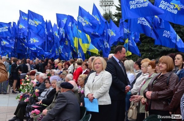 Антифашистська акція Партії регіонів у Луцьку. ФОТО