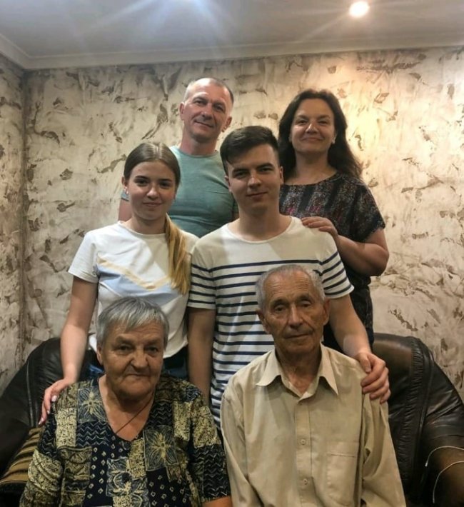 «Співай краще, аніж маєш плакати, бо гнів забирає здоров’я», – 90-річний фельдшер з Волині про секрет довголіття 