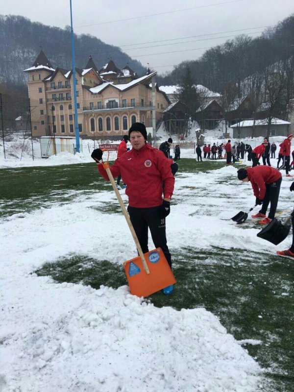 «Волинь» тренувальний збір розпочала з лопат