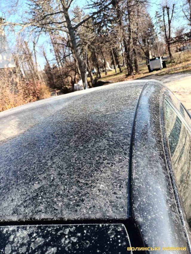 Луцькі водії потерпають від невідомої білої речовини на їхніх автівках. ФОТО