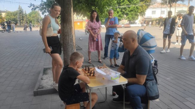 У Луцьку 8-річний хлопчик грає з перехожими в шахи на гроші, які передає ЗСУ